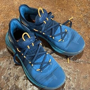 Boys Under Armour Curry 6 Basketball Shoe, size 7youth, excellent condition!